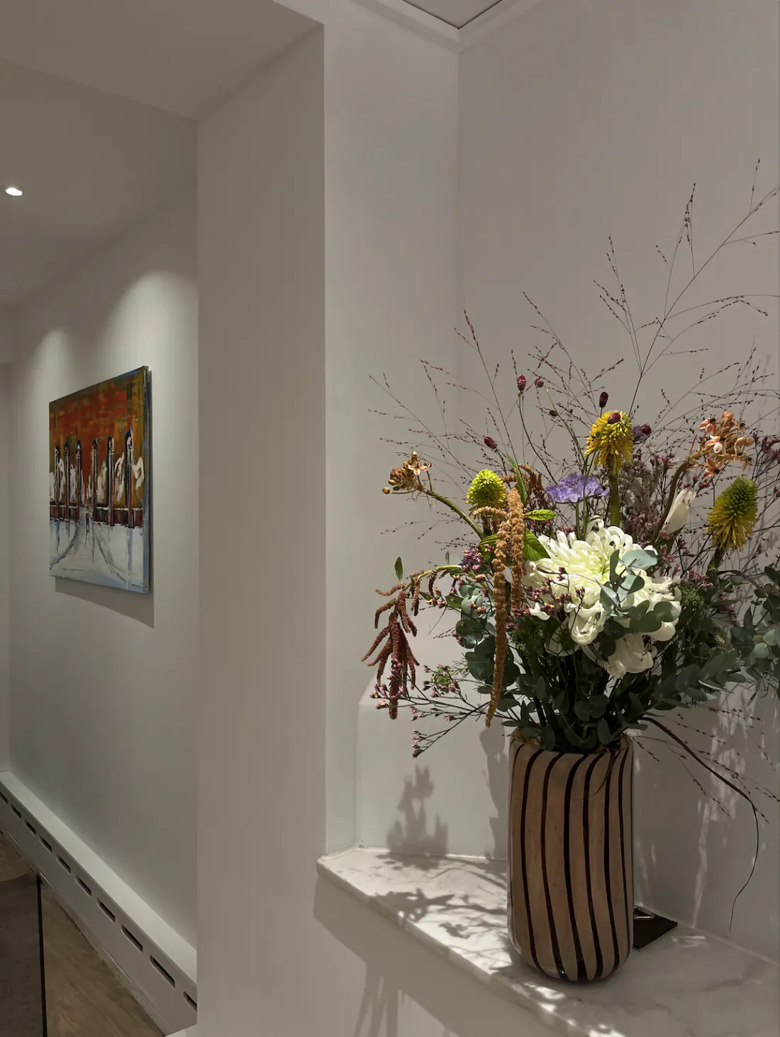 Abschiedsraum mit Blumenschmuck bei Dechert Bestattungen in Darmstadt